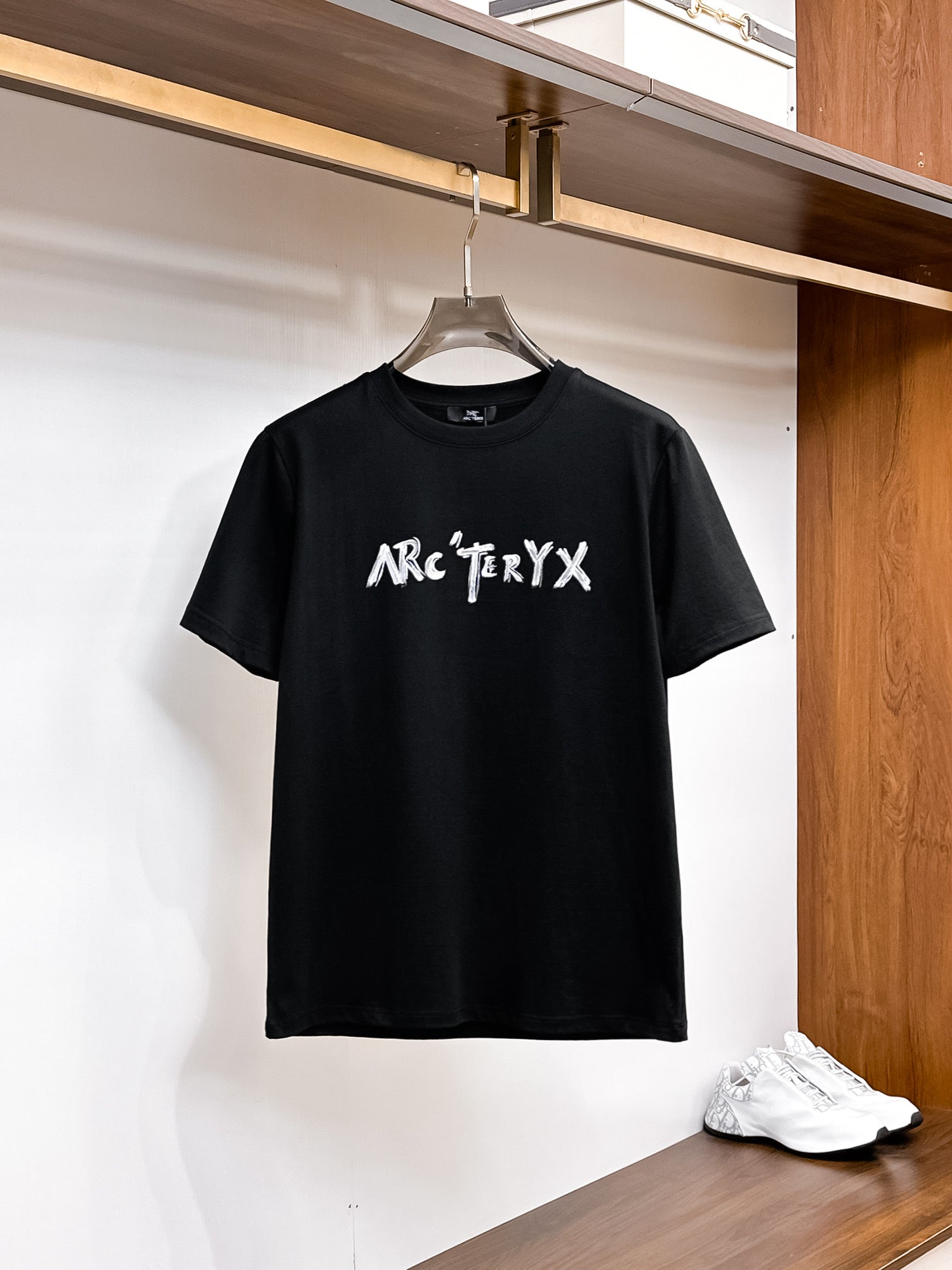 Arc'teryx 【新品】2026SS春夏🆕 男女情侶款經典logo圖標設計短袖T卹簡約的時尚元素設計凸顯精簡,隸屬今夏高顏值單品. 客供優質針織棉面料,手感順滑細膩,著身的透氣舒適感可挑剔.全新標誌皮質徽章縫製感染力強大,彰顯前衛獨特個性.時尚達人的必備單品.表達一絲不苟的時尚氣息. 顏色：白色黑色尺碼：S/M/L/XL/2XL S肩寬43胸圍104衣長67袖長21