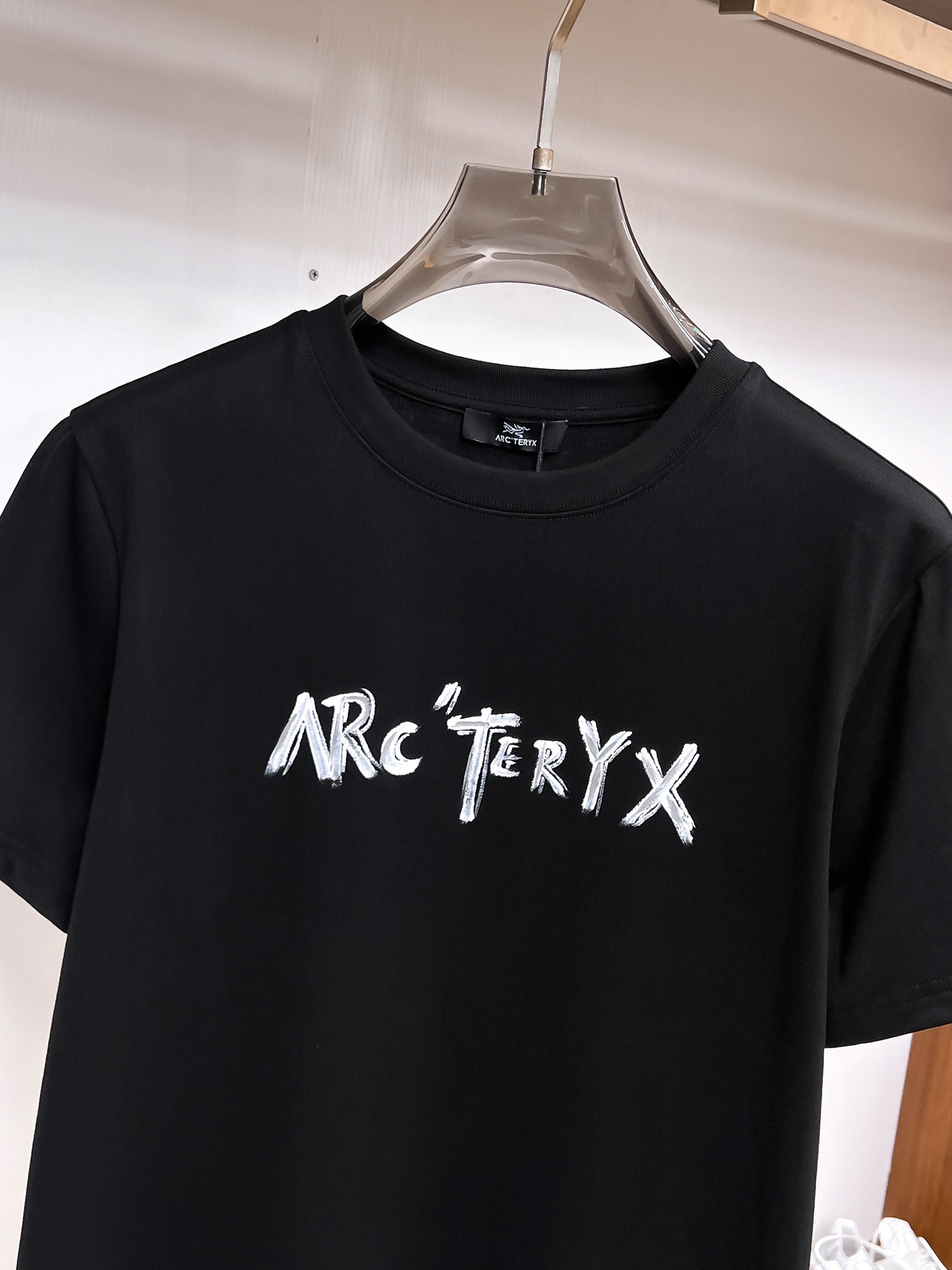 Arc'teryx 【新品】2026SS春夏🆕 男女情侶款經典logo圖標設計短袖T卹簡約的時尚元素設計凸顯精簡,隸屬今夏高顏值單品. 客供優質針織棉面料,手感順滑細膩,著身的透氣舒適感可挑剔.全新標誌皮質徽章縫製感染力強大,彰顯前衛獨特個性.時尚達人的必備單品.表達一絲不苟的時尚氣息. 顏色：白色黑色尺碼：S/M/L/XL/2XL S肩寬43胸圍104衣長67袖長21