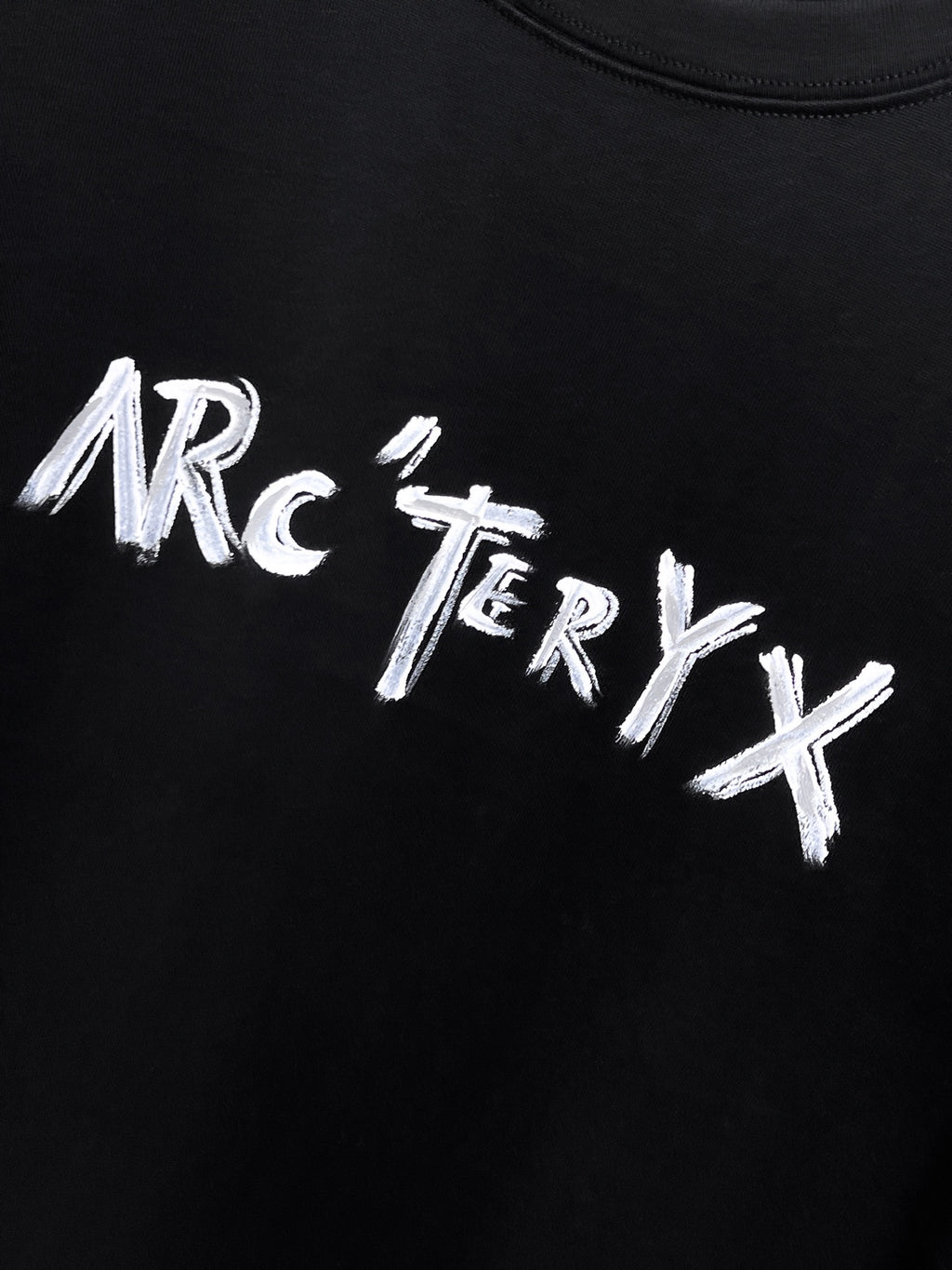 Arc'teryx 【新品】2026SS春夏🆕 男女情侶款經典logo圖標設計短袖T卹簡約的時尚元素設計凸顯精簡,隸屬今夏高顏值單品. 客供優質針織棉面料,手感順滑細膩,著身的透氣舒適感可挑剔.全新標誌皮質徽章縫製感染力強大,彰顯前衛獨特個性.時尚達人的必備單品.表達一絲不苟的時尚氣息. 顏色：白色黑色尺碼：S/M/L/XL/2XL S肩寬43胸圍104衣長67袖長21