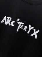 Arc'teryx 【新品】2026SS春夏🆕 男女情侶款經典logo圖標設計短袖T卹簡約的時尚元素設計凸顯精簡,隸屬今夏高顏值單品. 客供優質針織棉面料,手感順滑細膩,著身的透氣舒適感可挑剔.全新標誌皮質徽章縫製感染力強大,彰顯前衛獨特個性.時尚達人的必備單品.表達一絲不苟的時尚氣息. 顏色：白色黑色尺碼：S/M/L/XL/2XL S肩寬43胸圍104衣長67袖長21