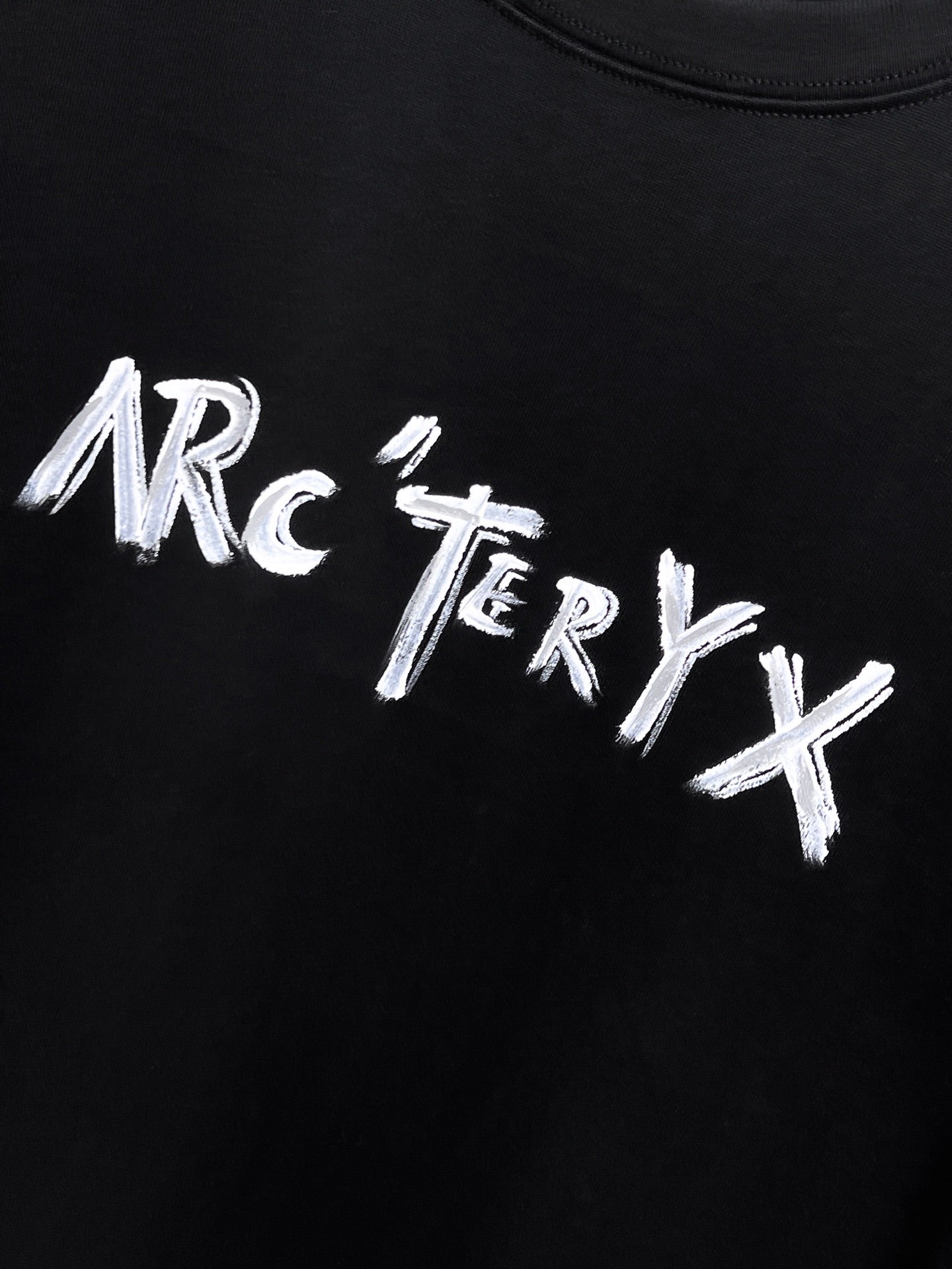 Arc'teryx 【新品】2026SS春夏🆕 男女情侶款經典logo圖標設計短袖T卹簡約的時尚元素設計凸顯精簡,隸屬今夏高顏值單品. 客供優質針織棉面料,手感順滑細膩,著身的透氣舒適感可挑剔.全新標誌皮質徽章縫製感染力強大,彰顯前衛獨特個性.時尚達人的必備單品.表達一絲不苟的時尚氣息. 顏色：白色黑色尺碼：S/M/L/XL/2XL S肩寬43胸圍104衣長67袖長21