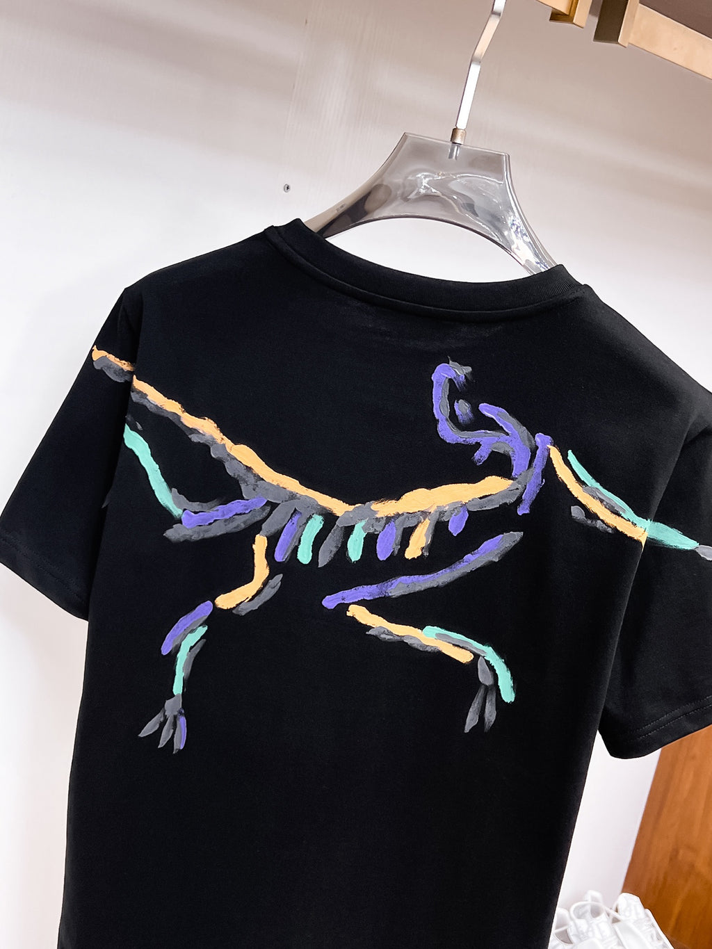 Arc'teryx 【新品】2026SS春夏🆕 男女情侶款經典logo圖標設計短袖T卹簡約的時尚元素設計凸顯精簡,隸屬今夏高顏值單品. 客供優質針織棉面料,手感順滑細膩,著身的透氣舒適感可挑剔.全新標誌皮質徽章縫製感染力強大,彰顯前衛獨特個性.時尚達人的必備單品.表達一絲不苟的時尚氣息. 顏色：白色黑色尺碼：S/M/L/XL/2XL S肩寬43胸圍104衣長67袖長21