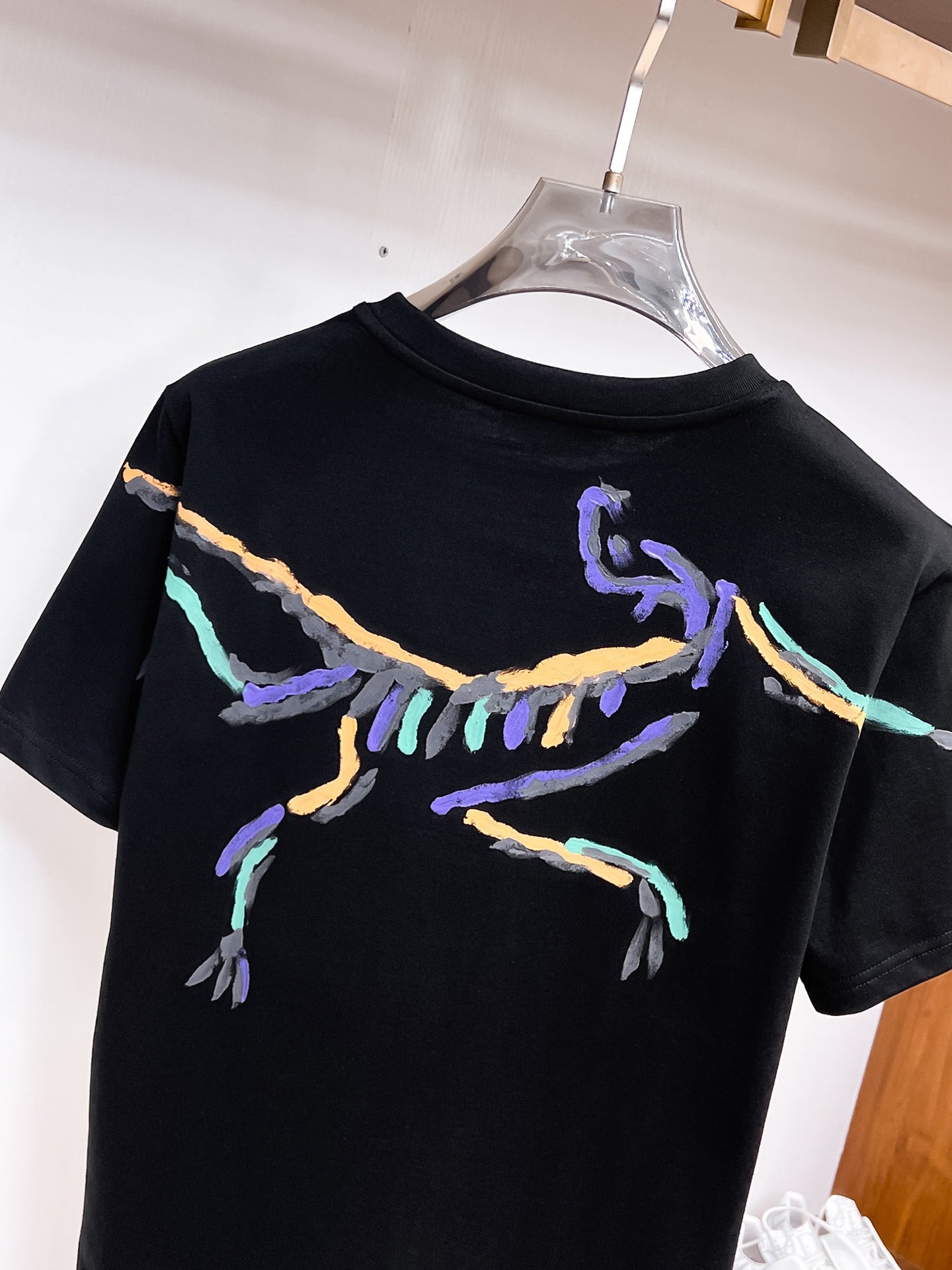 Arc'teryx 【新品】2026SS春夏🆕 男女情侶款經典logo圖標設計短袖T卹簡約的時尚元素設計凸顯精簡,隸屬今夏高顏值單品. 客供優質針織棉面料,手感順滑細膩,著身的透氣舒適感可挑剔.全新標誌皮質徽章縫製感染力強大,彰顯前衛獨特個性.時尚達人的必備單品.表達一絲不苟的時尚氣息. 顏色：白色黑色尺碼：S/M/L/XL/2XL S肩寬43胸圍104衣長67袖長21
