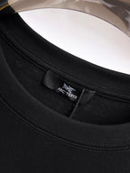Arc'teryx 【新品】2026SS春夏🆕 男女情侶款經典logo圖標設計短袖T卹簡約的時尚元素設計凸顯精簡,隸屬今夏高顏值單品. 客供優質針織棉面料,手感順滑細膩,著身的透氣舒適感可挑剔.全新標誌皮質徽章縫製感染力強大,彰顯前衛獨特個性.時尚達人的必備單品.表達一絲不苟的時尚氣息. 顏色：白色黑色尺碼：S/M/L/XL/2XL S肩寬43胸圍104衣長67袖長21