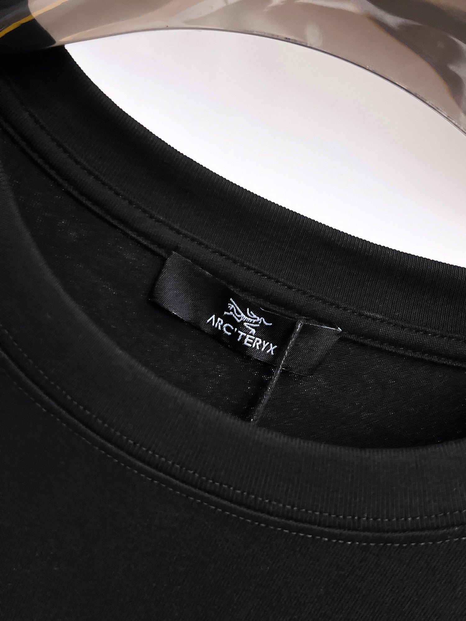 Arc'teryx 【新品】2026SS春夏🆕 男女情侶款經典logo圖標設計短袖T卹簡約的時尚元素設計凸顯精簡,隸屬今夏高顏值單品. 客供優質針織棉面料,手感順滑細膩,著身的透氣舒適感可挑剔.全新標誌皮質徽章縫製感染力強大,彰顯前衛獨特個性.時尚達人的必備單品.表達一絲不苟的時尚氣息. 顏色：白色黑色尺碼：S/M/L/XL/2XL S肩寬43胸圍104衣長67袖長21