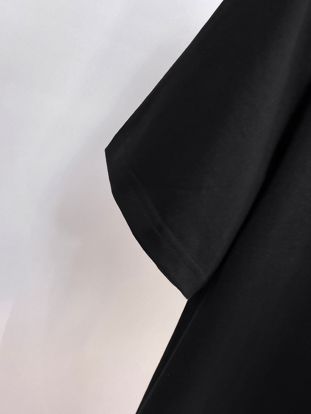 Arc'teryx 【新品】2026SS春夏🆕 男女情侶款經典logo圖標設計短袖T卹簡約的時尚元素設計凸顯精簡,隸屬今夏高顏值單品. 客供優質針織棉面料,手感順滑細膩,著身的透氣舒適感可挑剔.全新標誌皮質徽章縫製感染力強大,彰顯前衛獨特個性.時尚達人的必備單品.表達一絲不苟的時尚氣息. 顏色：白色黑色尺碼：S/M/L/XL/2XL S肩寬43胸圍104衣長67袖長21
