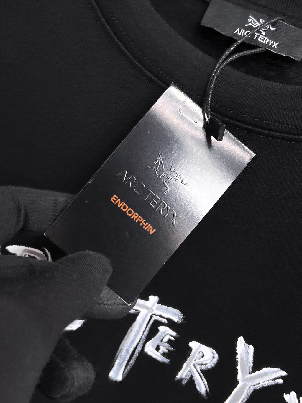 Arc'teryx 【新品】2026SS春夏🆕 男女情侶款經典logo圖標設計短袖T卹簡約的時尚元素設計凸顯精簡,隸屬今夏高顏值單品. 客供優質針織棉面料,手感順滑細膩,著身的透氣舒適感可挑剔.全新標誌皮質徽章縫製感染力強大,彰顯前衛獨特個性.時尚達人的必備單品.表達一絲不苟的時尚氣息. 顏色：白色黑色尺碼：S/M/L/XL/2XL S肩寬43胸圍104衣長67袖長21