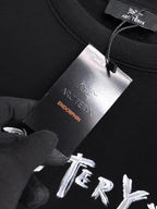 Arc'teryx 【新品】2026SS春夏🆕 男女情侶款經典logo圖標設計短袖T卹簡約的時尚元素設計凸顯精簡,隸屬今夏高顏值單品. 客供優質針織棉面料,手感順滑細膩,著身的透氣舒適感可挑剔.全新標誌皮質徽章縫製感染力強大,彰顯前衛獨特個性.時尚達人的必備單品.表達一絲不苟的時尚氣息. 顏色：白色黑色尺碼：S/M/L/XL/2XL S肩寬43胸圍104衣長67袖長21