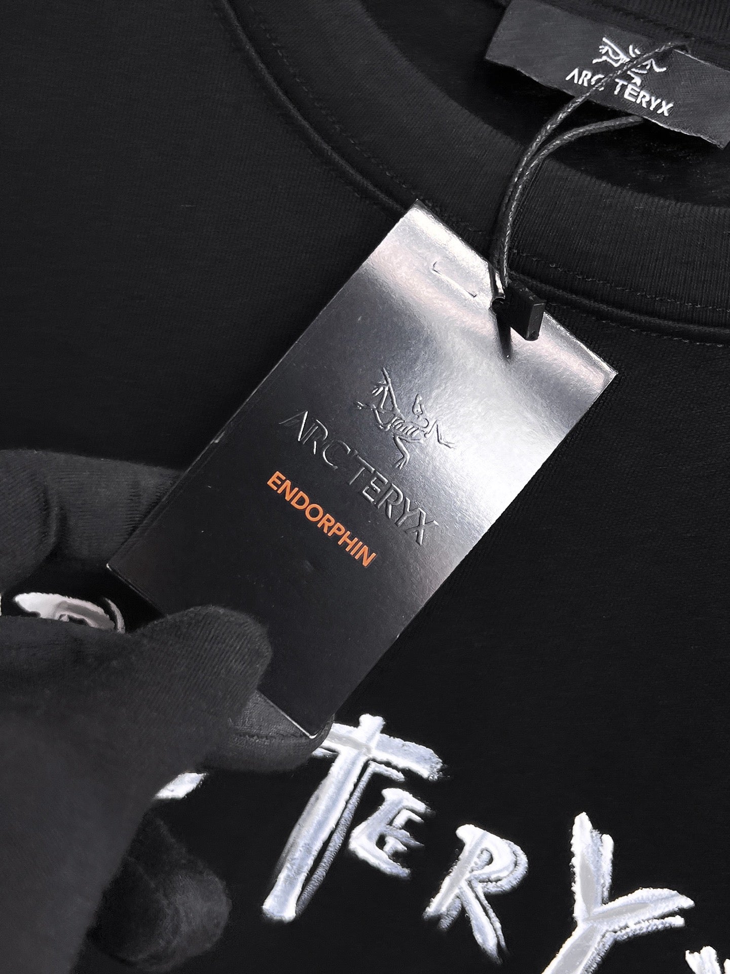 Arc'teryx 【新品】2026SS春夏🆕 男女情侶款經典logo圖標設計短袖T卹簡約的時尚元素設計凸顯精簡,隸屬今夏高顏值單品. 客供優質針織棉面料,手感順滑細膩,著身的透氣舒適感可挑剔.全新標誌皮質徽章縫製感染力強大,彰顯前衛獨特個性.時尚達人的必備單品.表達一絲不苟的時尚氣息. 顏色：白色黑色尺碼：S/M/L/XL/2XL S肩寬43胸圍104衣長67袖長21
