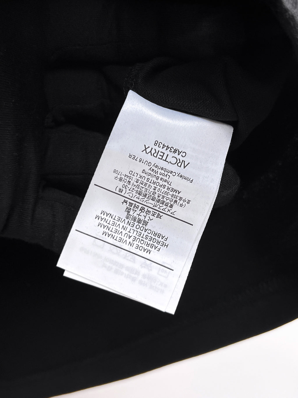 Arc'teryx 【新品】2026SS春夏🆕 男女情侶款經典logo圖標設計短袖T卹簡約的時尚元素設計凸顯精簡,隸屬今夏高顏值單品. 客供優質針織棉面料,手感順滑細膩,著身的透氣舒適感可挑剔.全新標誌皮質徽章縫製感染力強大,彰顯前衛獨特個性.時尚達人的必備單品.表達一絲不苟的時尚氣息. 顏色：白色黑色尺碼：S/M/L/XL/2XL S肩寬43胸圍104衣長67袖長21