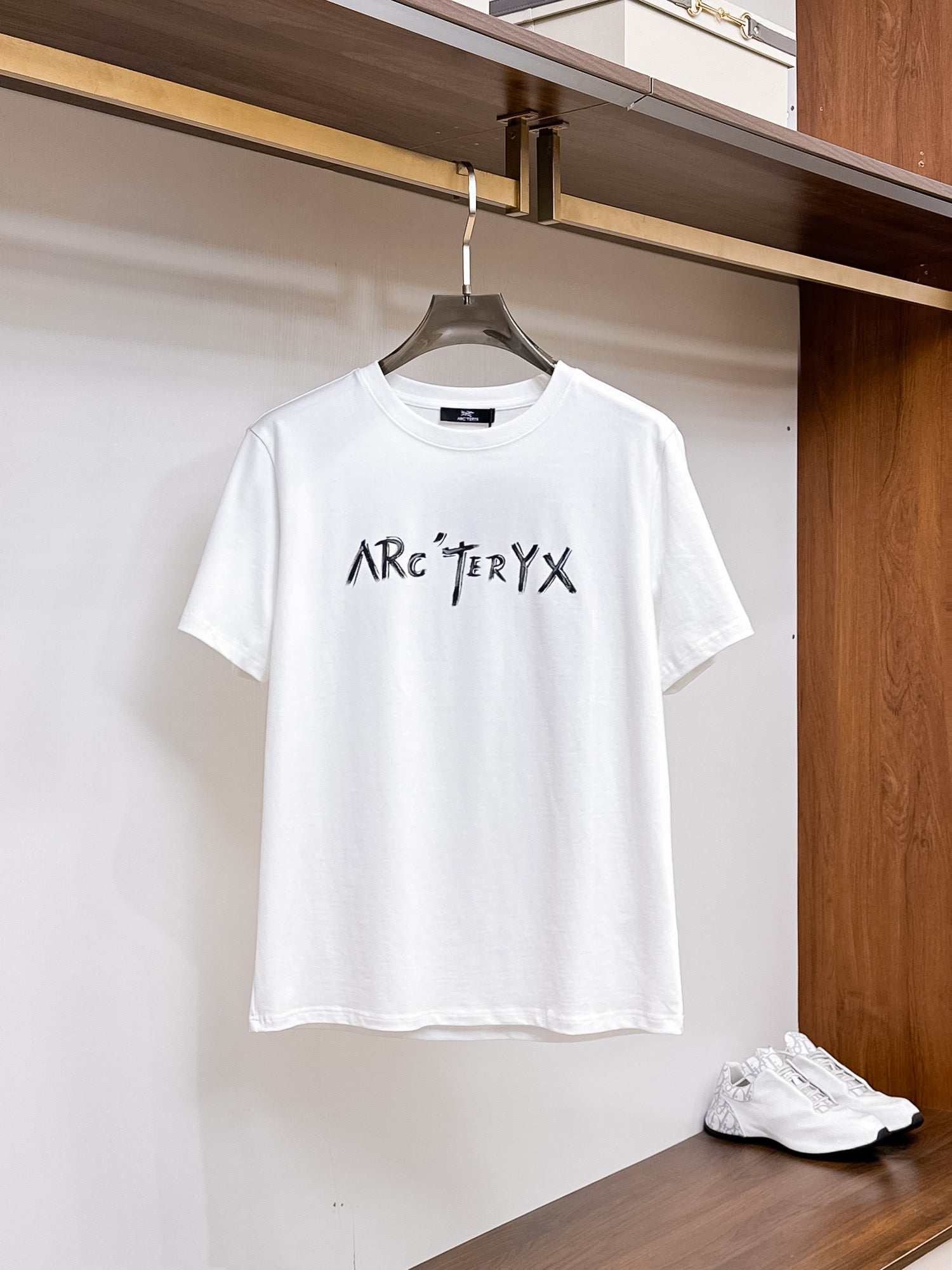 Arc'teryx 【新品】2026SS春夏🆕 男女情侶款經典logo圖標設計短袖T卹簡約的時尚元素設計凸顯精簡,隸屬今夏高顏值單品. 客供優質針織棉面料,手感順滑細膩,著身的透氣舒適感可挑剔.全新標誌皮質徽章縫製感染力強大,彰顯前衛獨特個性.時尚達人的必備單品.表達一絲不苟的時尚氣息. 顏色：白色黑色尺碼：S/M/L/XL/2XL S肩寬43胸圍104衣長67袖長21