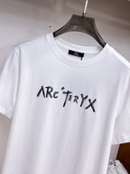 Arc'teryx 【新品】2026SS春夏🆕 男女情侶款經典logo圖標設計短袖T卹簡約的時尚元素設計凸顯精簡,隸屬今夏高顏值單品. 客供優質針織棉面料,手感順滑細膩,著身的透氣舒適感可挑剔.全新標誌皮質徽章縫製感染力強大,彰顯前衛獨特個性.時尚達人的必備單品.表達一絲不苟的時尚氣息. 顏色：白色黑色尺碼：S/M/L/XL/2XL S肩寬43胸圍104衣長67袖長21