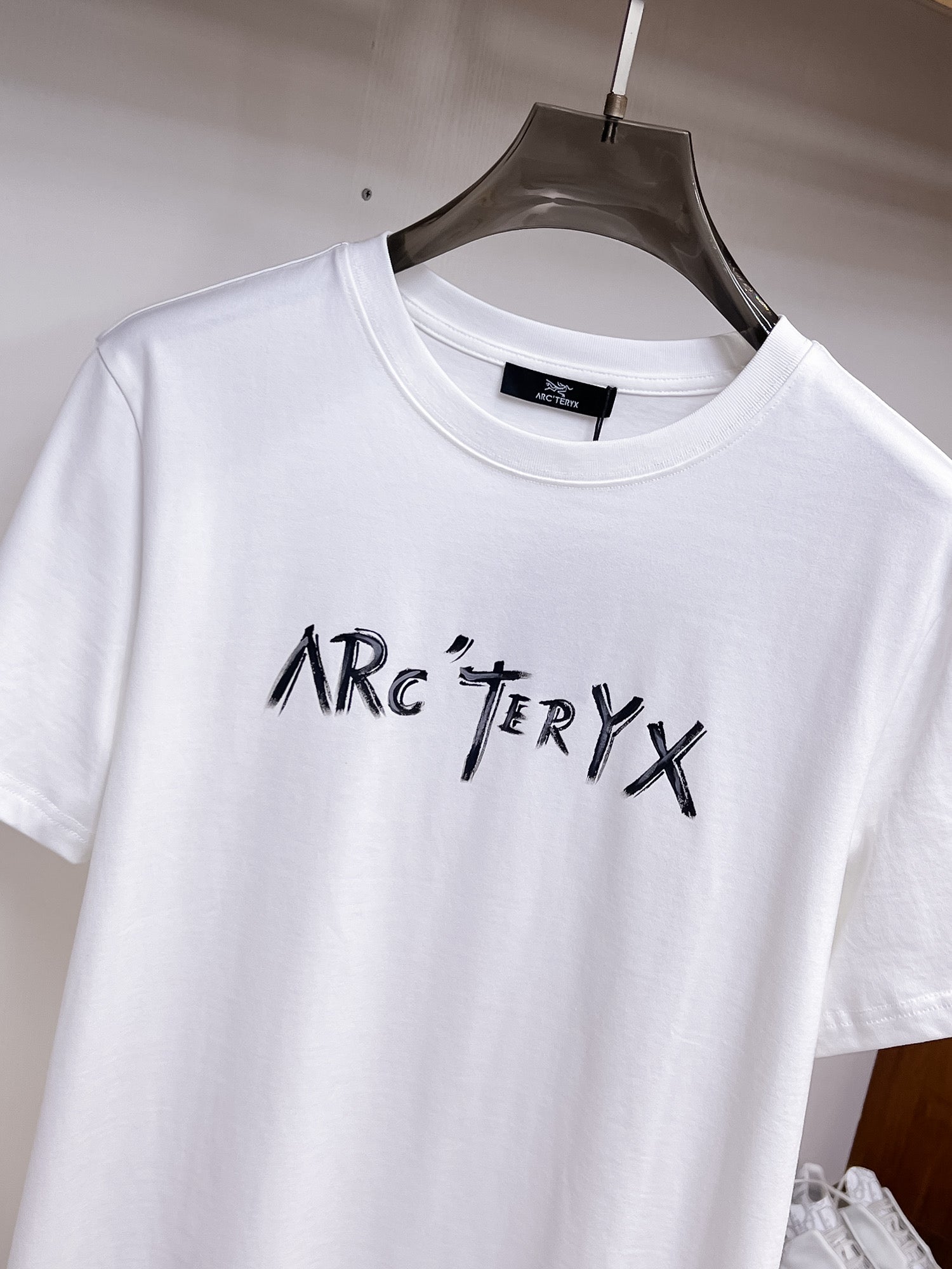 Arc'teryx 【新品】2026SS春夏🆕 男女情侶款經典logo圖標設計短袖T卹簡約的時尚元素設計凸顯精簡,隸屬今夏高顏值單品. 客供優質針織棉面料,手感順滑細膩,著身的透氣舒適感可挑剔.全新標誌皮質徽章縫製感染力強大,彰顯前衛獨特個性.時尚達人的必備單品.表達一絲不苟的時尚氣息. 顏色：白色黑色尺碼：S/M/L/XL/2XL S肩寬43胸圍104衣長67袖長21