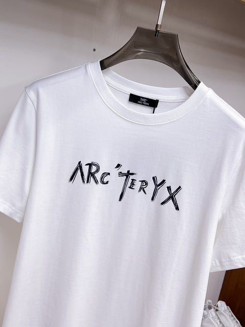 Arc'teryx 【新品】2026SS春夏🆕 男女情侶款經典logo圖標設計短袖T卹簡約的時尚元素設計凸顯精簡,隸屬今夏高顏值單品. 客供優質針織棉面料,手感順滑細膩,著身的透氣舒適感可挑剔.全新標誌皮質徽章縫製感染力強大,彰顯前衛獨特個性.時尚達人的必備單品.表達一絲不苟的時尚氣息. 顏色：白色黑色尺碼：S/M/L/XL/2XL S肩寬43胸圍104衣長67袖長21