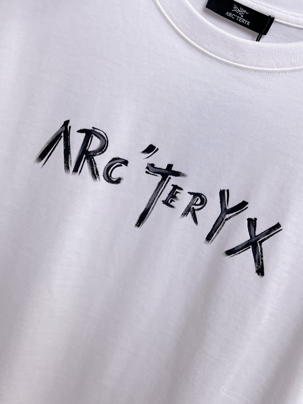 Arc'teryx 【新品】2026SS春夏🆕 男女情侶款經典logo圖標設計短袖T卹簡約的時尚元素設計凸顯精簡,隸屬今夏高顏值單品. 客供優質針織棉面料,手感順滑細膩,著身的透氣舒適感可挑剔.全新標誌皮質徽章縫製感染力強大,彰顯前衛獨特個性.時尚達人的必備單品.表達一絲不苟的時尚氣息. 顏色：白色黑色尺碼：S/M/L/XL/2XL S肩寬43胸圍104衣長67袖長21