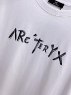 Arc'teryx 【新品】2026SS春夏🆕 男女情侶款經典logo圖標設計短袖T卹簡約的時尚元素設計凸顯精簡,隸屬今夏高顏值單品. 客供優質針織棉面料,手感順滑細膩,著身的透氣舒適感可挑剔.全新標誌皮質徽章縫製感染力強大,彰顯前衛獨特個性.時尚達人的必備單品.表達一絲不苟的時尚氣息. 顏色：白色黑色尺碼：S/M/L/XL/2XL S肩寬43胸圍104衣長67袖長21