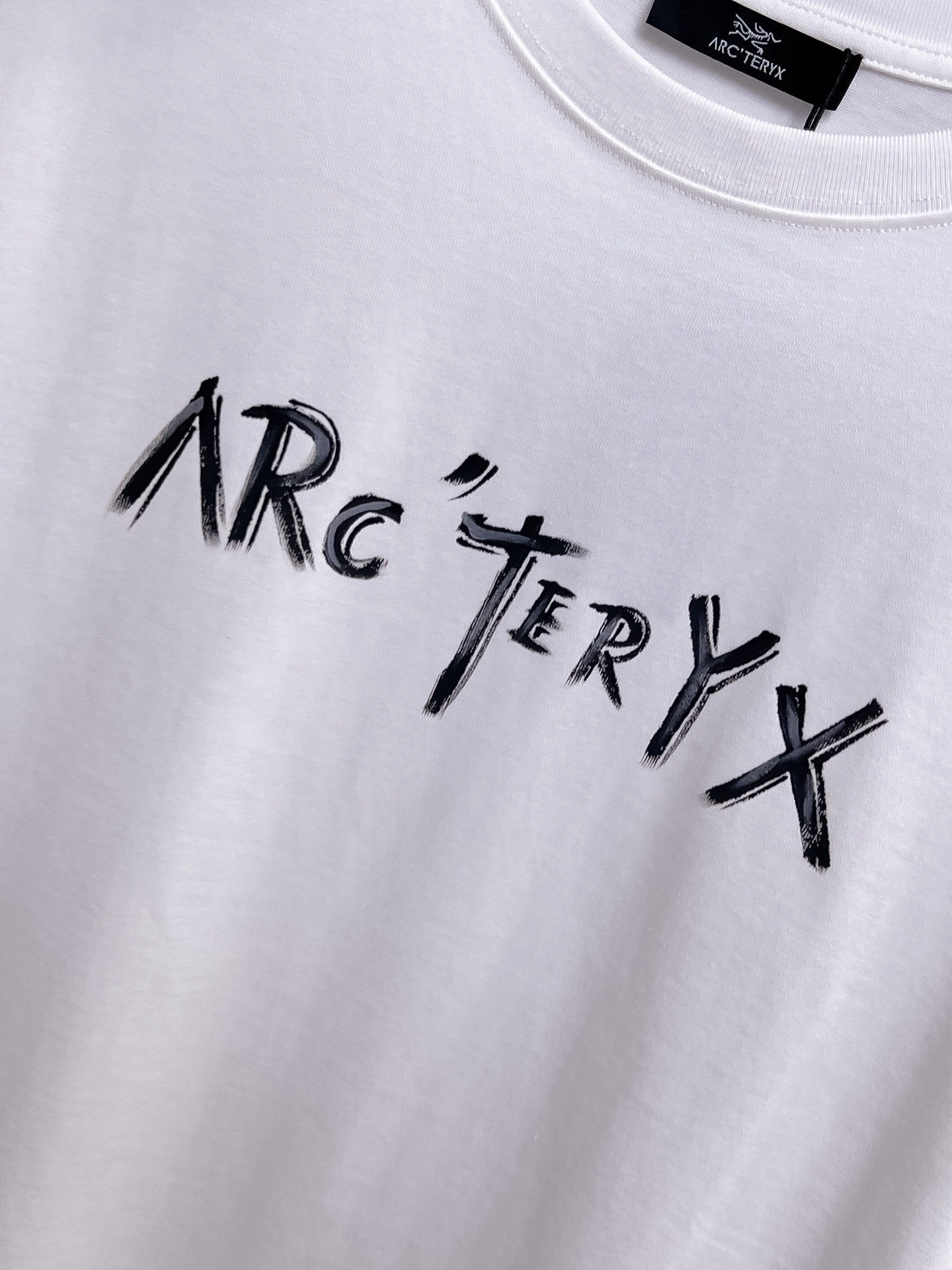 Arc'teryx 【新品】2026SS春夏🆕 男女情侶款經典logo圖標設計短袖T卹簡約的時尚元素設計凸顯精簡,隸屬今夏高顏值單品. 客供優質針織棉面料,手感順滑細膩,著身的透氣舒適感可挑剔.全新標誌皮質徽章縫製感染力強大,彰顯前衛獨特個性.時尚達人的必備單品.表達一絲不苟的時尚氣息. 顏色：白色黑色尺碼：S/M/L/XL/2XL S肩寬43胸圍104衣長67袖長21