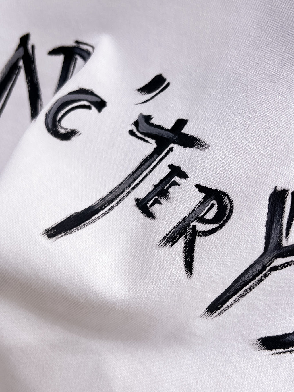 Arc'teryx 【新品】2026SS春夏🆕 男女情侶款經典logo圖標設計短袖T卹簡約的時尚元素設計凸顯精簡,隸屬今夏高顏值單品. 客供優質針織棉面料,手感順滑細膩,著身的透氣舒適感可挑剔.全新標誌皮質徽章縫製感染力強大,彰顯前衛獨特個性.時尚達人的必備單品.表達一絲不苟的時尚氣息. 顏色：白色黑色尺碼：S/M/L/XL/2XL S肩寬43胸圍104衣長67袖長21