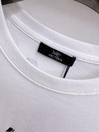 Arc'teryx 【新品】2026SS春夏🆕 男女情侶款經典logo圖標設計短袖T卹簡約的時尚元素設計凸顯精簡,隸屬今夏高顏值單品. 客供優質針織棉面料,手感順滑細膩,著身的透氣舒適感可挑剔.全新標誌皮質徽章縫製感染力強大,彰顯前衛獨特個性.時尚達人的必備單品.表達一絲不苟的時尚氣息. 顏色：白色黑色尺碼：S/M/L/XL/2XL S肩寬43胸圍104衣長67袖長21