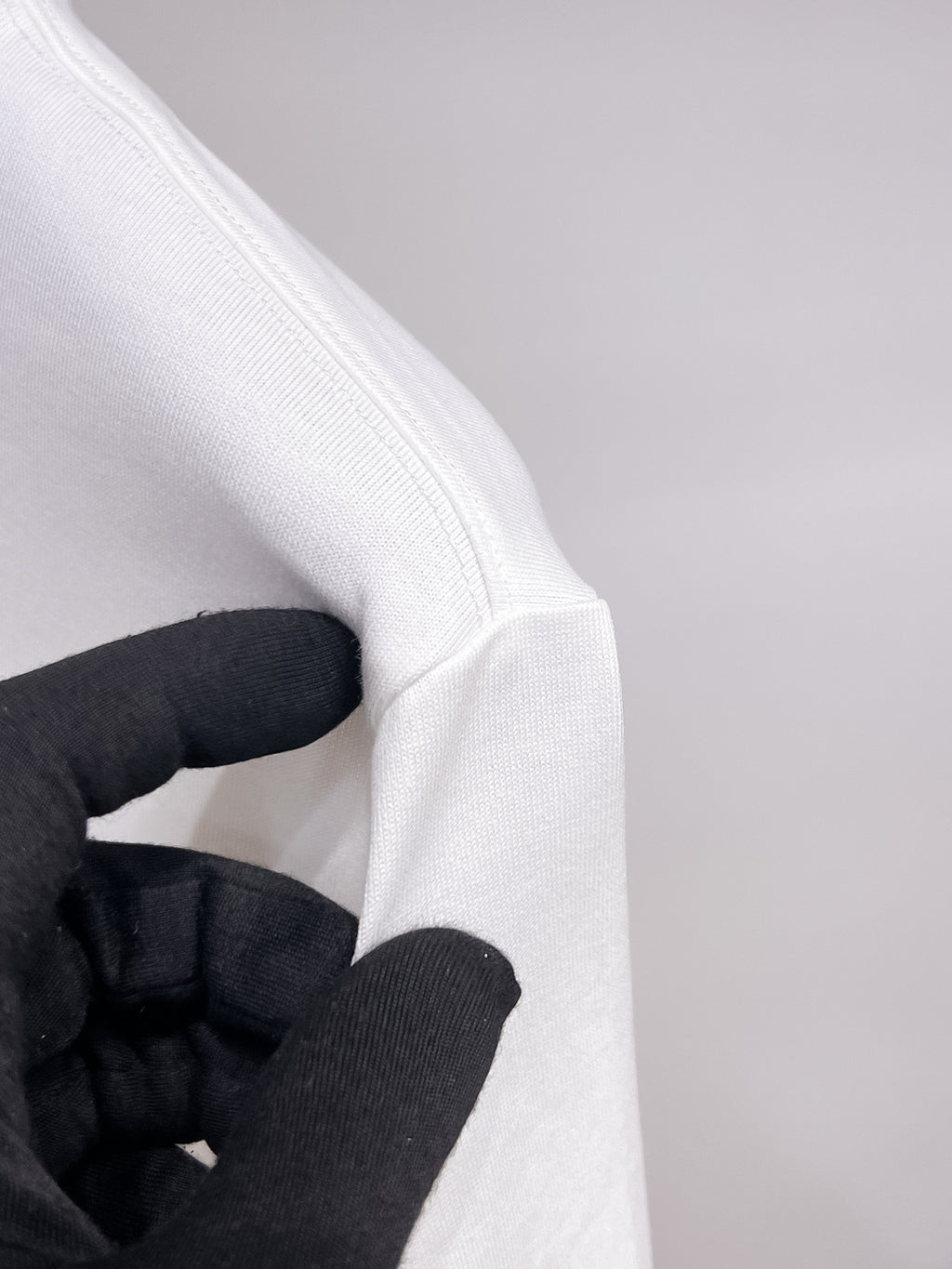 Arc'teryx 【新品】2026SS春夏🆕 男女情侶款經典logo圖標設計短袖T卹簡約的時尚元素設計凸顯精簡,隸屬今夏高顏值單品. 客供優質針織棉面料,手感順滑細膩,著身的透氣舒適感可挑剔.全新標誌皮質徽章縫製感染力強大,彰顯前衛獨特個性.時尚達人的必備單品.表達一絲不苟的時尚氣息. 顏色：白色黑色尺碼：S/M/L/XL/2XL S肩寬43胸圍104衣長67袖長21
