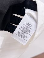 Arc'teryx 【新品】2026SS春夏🆕 男女情侶款經典logo圖標設計短袖T卹簡約的時尚元素設計凸顯精簡,隸屬今夏高顏值單品. 客供優質針織棉面料,手感順滑細膩,著身的透氣舒適感可挑剔.全新標誌皮質徽章縫製感染力強大,彰顯前衛獨特個性.時尚達人的必備單品.表達一絲不苟的時尚氣息. 顏色：白色黑色尺碼：S/M/L/XL/2XL S肩寬43胸圍104衣長67袖長21