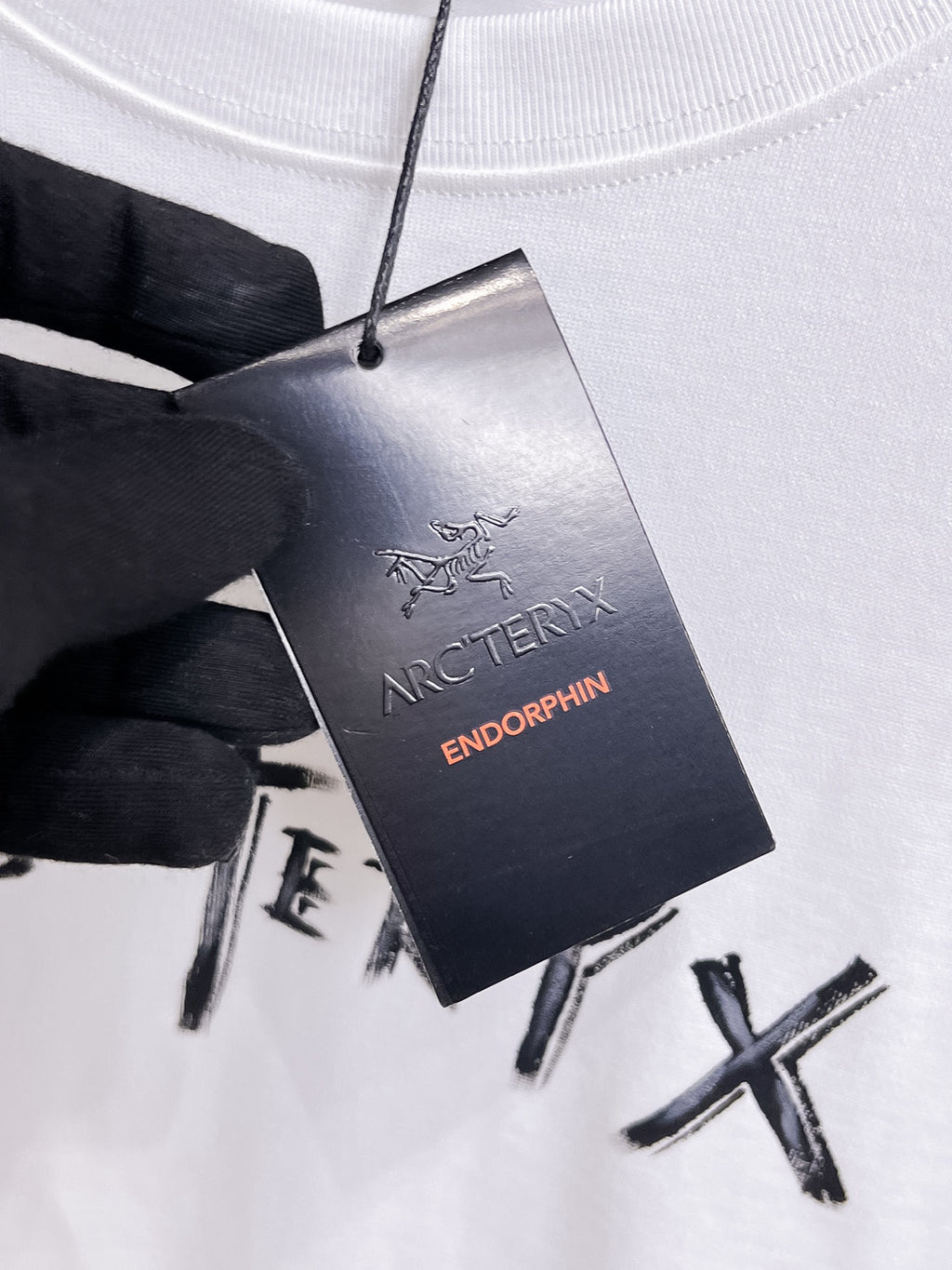 Arc'teryx 【新品】2026SS春夏🆕 男女情侶款經典logo圖標設計短袖T卹簡約的時尚元素設計凸顯精簡,隸屬今夏高顏值單品. 客供優質針織棉面料,手感順滑細膩,著身的透氣舒適感可挑剔.全新標誌皮質徽章縫製感染力強大,彰顯前衛獨特個性.時尚達人的必備單品.表達一絲不苟的時尚氣息. 顏色：白色黑色尺碼：S/M/L/XL/2XL S肩寬43胸圍104衣長67袖長21
