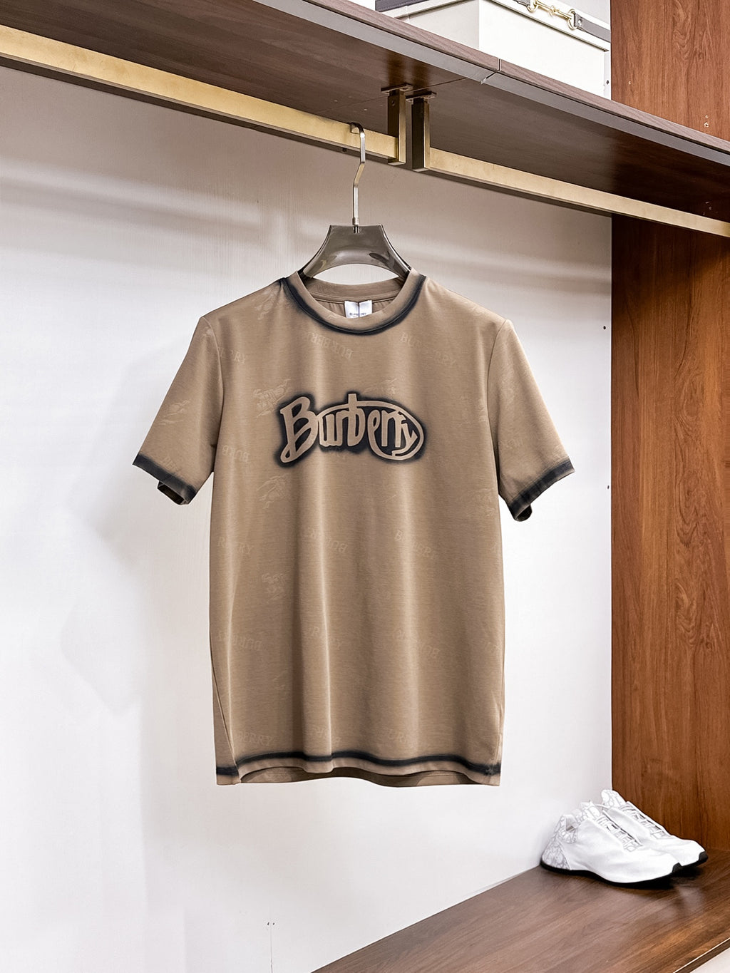 Burberry 【新品】2026SS春夏🆕 男女情侶款經典logo圖標設計短袖T卹簡約的時尚元素設計凸顯精簡,隸屬今夏高顏值單品. 客供優質針織棉面料,手感順滑細膩,著身的透氣舒適感可挑剔.全新標誌皮質徽章縫製感染力強大,彰顯前衛獨特個性.時尚達人的必備單品.表達一絲不苟的時尚氣息. 顏色：白色黑色卡其色尺碼：S/M/L/XL/2XL S肩寬43胸圍104衣長67袖長21