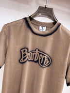 Burberry 【新品】2026SS春夏🆕 男女情侶款經典logo圖標設計短袖T卹簡約的時尚元素設計凸顯精簡,隸屬今夏高顏值單品. 客供優質針織棉面料,手感順滑細膩,著身的透氣舒適感可挑剔.全新標誌皮質徽章縫製感染力強大,彰顯前衛獨特個性.時尚達人的必備單品.表達一絲不苟的時尚氣息. 顏色：白色黑色卡其色尺碼：S/M/L/XL/2XL S肩寬43胸圍104衣長67袖長21