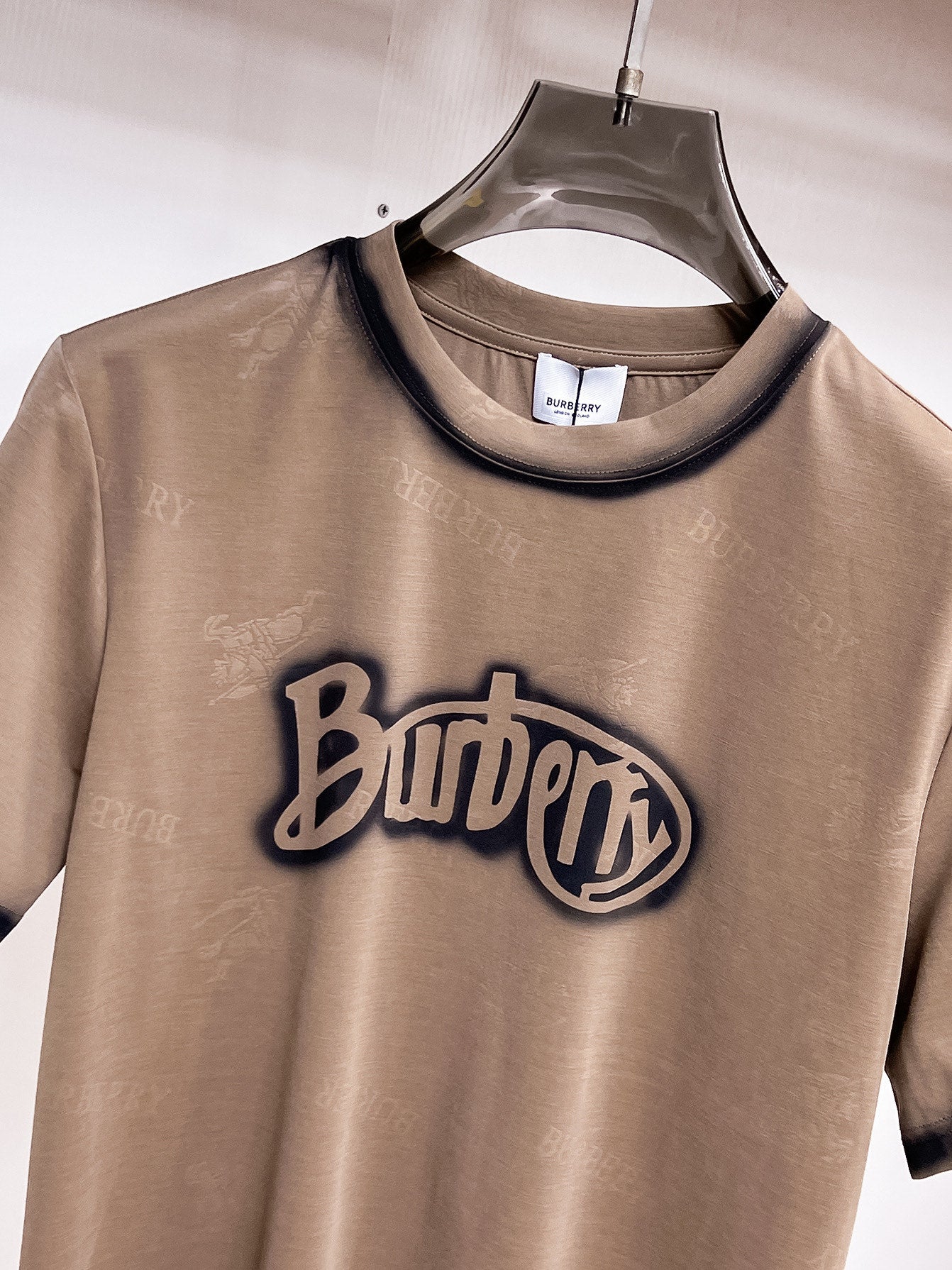 Burberry 【新品】2026SS春夏🆕 男女情侶款經典logo圖標設計短袖T卹簡約的時尚元素設計凸顯精簡,隸屬今夏高顏值單品. 客供優質針織棉面料,手感順滑細膩,著身的透氣舒適感可挑剔.全新標誌皮質徽章縫製感染力強大,彰顯前衛獨特個性.時尚達人的必備單品.表達一絲不苟的時尚氣息. 顏色：白色黑色卡其色尺碼：S/M/L/XL/2XL S肩寬43胸圍104衣長67袖長21