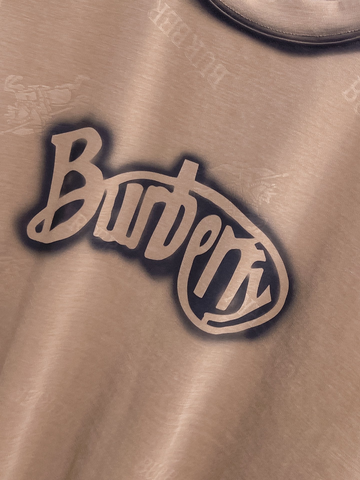 Burberry 【新品】2026SS春夏🆕 男女情侶款經典logo圖標設計短袖T卹簡約的時尚元素設計凸顯精簡,隸屬今夏高顏值單品. 客供優質針織棉面料,手感順滑細膩,著身的透氣舒適感可挑剔.全新標誌皮質徽章縫製感染力強大,彰顯前衛獨特個性.時尚達人的必備單品.表達一絲不苟的時尚氣息. 顏色：白色黑色卡其色尺碼：S/M/L/XL/2XL S肩寬43胸圍104衣長67袖長21