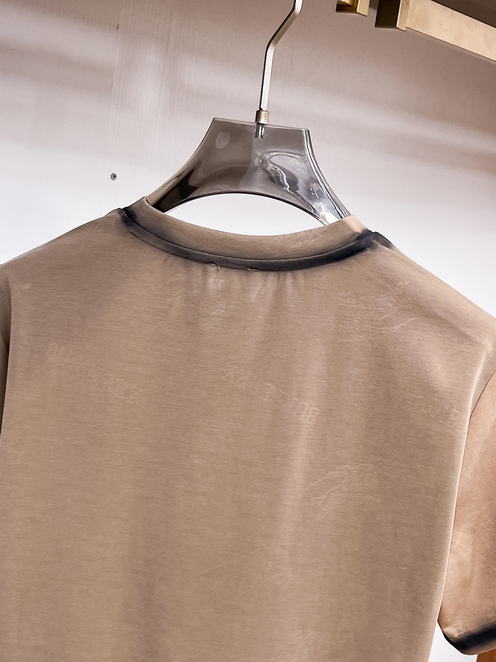 Burberry 【新品】2026SS春夏🆕 男女情侶款經典logo圖標設計短袖T卹簡約的時尚元素設計凸顯精簡,隸屬今夏高顏值單品. 客供優質針織棉面料,手感順滑細膩,著身的透氣舒適感可挑剔.全新標誌皮質徽章縫製感染力強大,彰顯前衛獨特個性.時尚達人的必備單品.表達一絲不苟的時尚氣息. 顏色：白色黑色卡其色尺碼：S/M/L/XL/2XL S肩寬43胸圍104衣長67袖長21