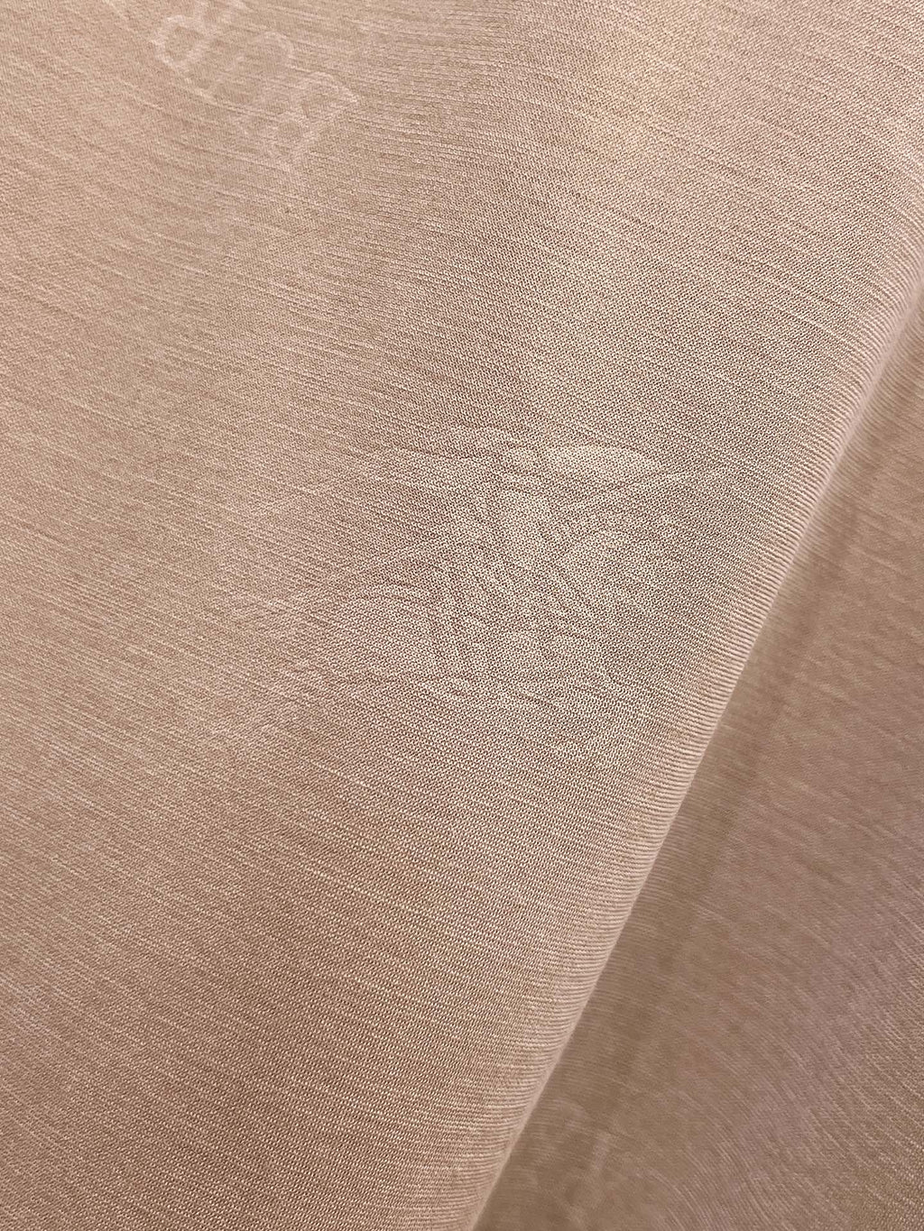 Burberry 【新品】2026SS春夏🆕 男女情侶款經典logo圖標設計短袖T卹簡約的時尚元素設計凸顯精簡,隸屬今夏高顏值單品. 客供優質針織棉面料,手感順滑細膩,著身的透氣舒適感可挑剔.全新標誌皮質徽章縫製感染力強大,彰顯前衛獨特個性.時尚達人的必備單品.表達一絲不苟的時尚氣息. 顏色：白色黑色卡其色尺碼：S/M/L/XL/2XL S肩寬43胸圍104衣長67袖長21