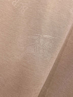 Burberry 【新品】2026SS春夏🆕 男女情侶款經典logo圖標設計短袖T卹簡約的時尚元素設計凸顯精簡,隸屬今夏高顏值單品. 客供優質針織棉面料,手感順滑細膩,著身的透氣舒適感可挑剔.全新標誌皮質徽章縫製感染力強大,彰顯前衛獨特個性.時尚達人的必備單品.表達一絲不苟的時尚氣息. 顏色：白色黑色卡其色尺碼：S/M/L/XL/2XL S肩寬43胸圍104衣長67袖長21