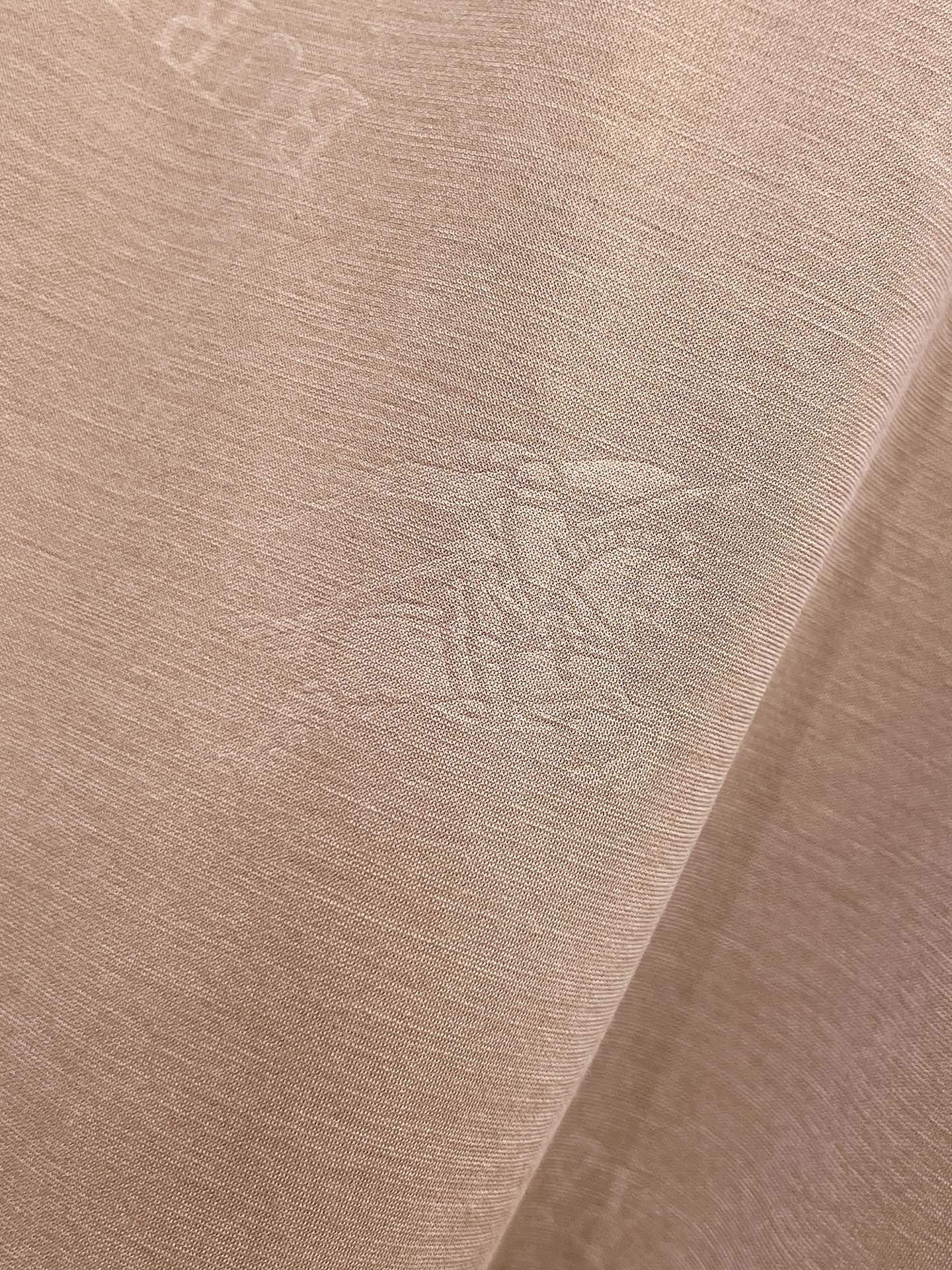 Burberry 【新品】2026SS春夏🆕 男女情侶款經典logo圖標設計短袖T卹簡約的時尚元素設計凸顯精簡,隸屬今夏高顏值單品. 客供優質針織棉面料,手感順滑細膩,著身的透氣舒適感可挑剔.全新標誌皮質徽章縫製感染力強大,彰顯前衛獨特個性.時尚達人的必備單品.表達一絲不苟的時尚氣息. 顏色：白色黑色卡其色尺碼：S/M/L/XL/2XL S肩寬43胸圍104衣長67袖長21