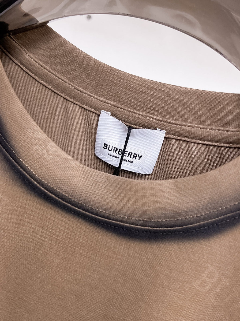 Burberry 【新品】2026SS春夏🆕 男女情侶款經典logo圖標設計短袖T卹簡約的時尚元素設計凸顯精簡,隸屬今夏高顏值單品. 客供優質針織棉面料,手感順滑細膩,著身的透氣舒適感可挑剔.全新標誌皮質徽章縫製感染力強大,彰顯前衛獨特個性.時尚達人的必備單品.表達一絲不苟的時尚氣息. 顏色：白色黑色卡其色尺碼：S/M/L/XL/2XL S肩寬43胸圍104衣長67袖長21