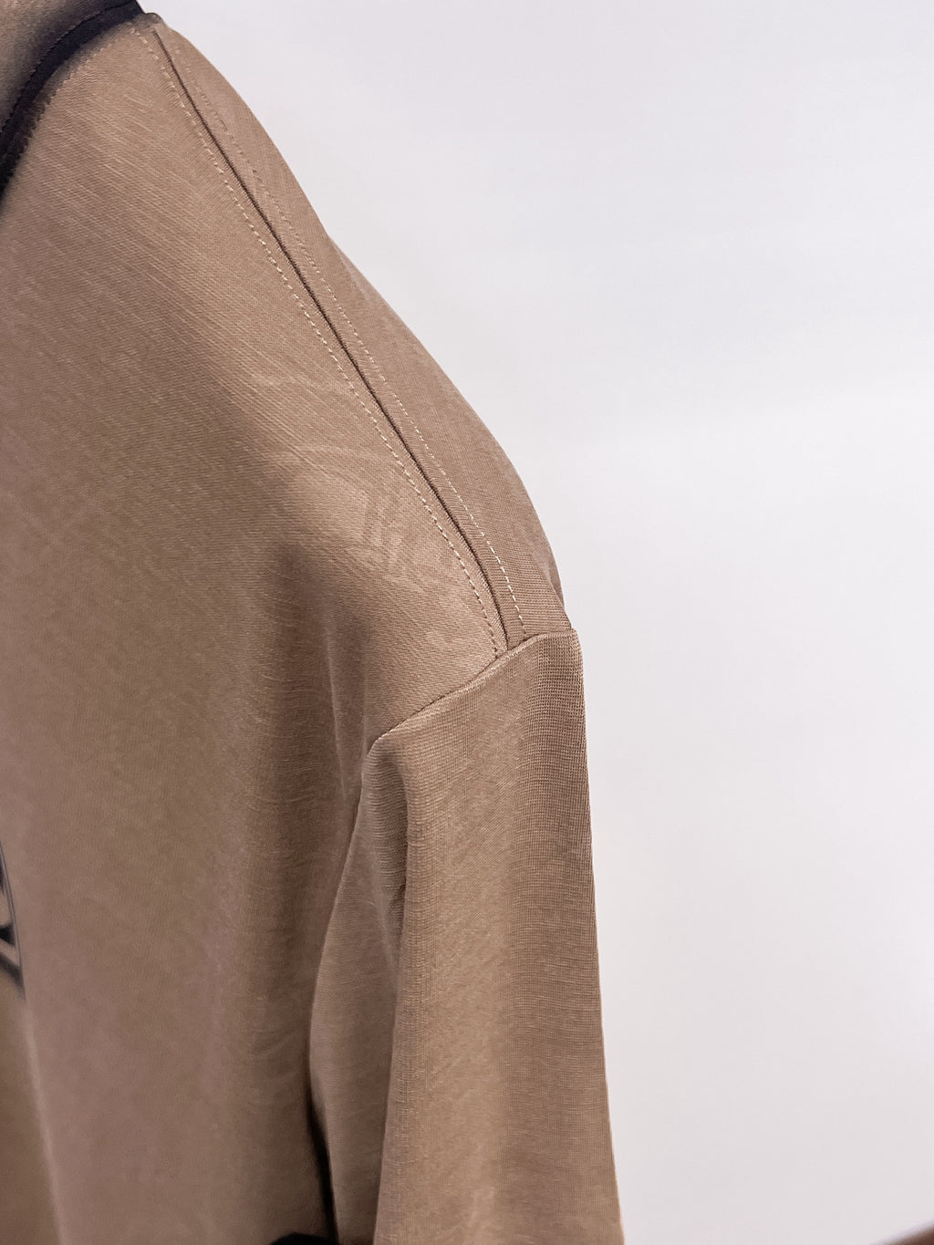 Burberry 【新品】2026SS春夏🆕 男女情侶款經典logo圖標設計短袖T卹簡約的時尚元素設計凸顯精簡,隸屬今夏高顏值單品. 客供優質針織棉面料,手感順滑細膩,著身的透氣舒適感可挑剔.全新標誌皮質徽章縫製感染力強大,彰顯前衛獨特個性.時尚達人的必備單品.表達一絲不苟的時尚氣息. 顏色：白色黑色卡其色尺碼：S/M/L/XL/2XL S肩寬43胸圍104衣長67袖長21