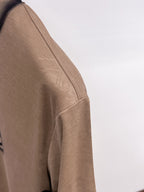 Burberry 【新品】2026SS春夏🆕 男女情侶款經典logo圖標設計短袖T卹簡約的時尚元素設計凸顯精簡,隸屬今夏高顏值單品. 客供優質針織棉面料,手感順滑細膩,著身的透氣舒適感可挑剔.全新標誌皮質徽章縫製感染力強大,彰顯前衛獨特個性.時尚達人的必備單品.表達一絲不苟的時尚氣息. 顏色：白色黑色卡其色尺碼：S/M/L/XL/2XL S肩寬43胸圍104衣長67袖長21
