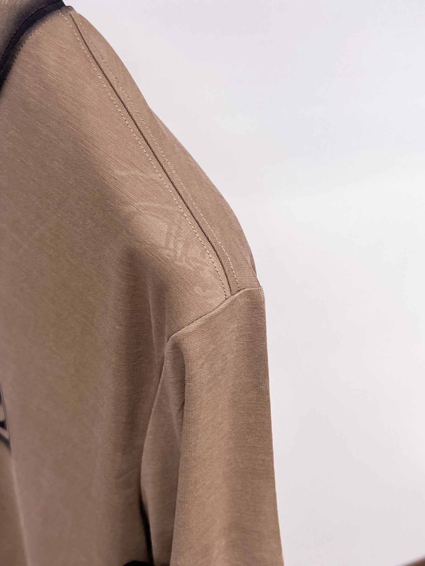 Burberry 【新品】2026SS春夏🆕 男女情侶款經典logo圖標設計短袖T卹簡約的時尚元素設計凸顯精簡,隸屬今夏高顏值單品. 客供優質針織棉面料,手感順滑細膩,著身的透氣舒適感可挑剔.全新標誌皮質徽章縫製感染力強大,彰顯前衛獨特個性.時尚達人的必備單品.表達一絲不苟的時尚氣息. 顏色：白色黑色卡其色尺碼：S/M/L/XL/2XL S肩寬43胸圍104衣長67袖長21