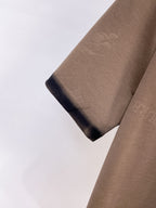 Burberry 【新品】2026SS春夏🆕 男女情侶款經典logo圖標設計短袖T卹簡約的時尚元素設計凸顯精簡,隸屬今夏高顏值單品. 客供優質針織棉面料,手感順滑細膩,著身的透氣舒適感可挑剔.全新標誌皮質徽章縫製感染力強大,彰顯前衛獨特個性.時尚達人的必備單品.表達一絲不苟的時尚氣息. 顏色：白色黑色卡其色尺碼：S/M/L/XL/2XL S肩寬43胸圍104衣長67袖長21