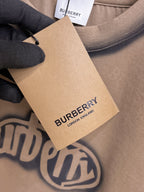Burberry 【新品】2026SS春夏🆕 男女情侶款經典logo圖標設計短袖T卹簡約的時尚元素設計凸顯精簡,隸屬今夏高顏值單品. 客供優質針織棉面料,手感順滑細膩,著身的透氣舒適感可挑剔.全新標誌皮質徽章縫製感染力強大,彰顯前衛獨特個性.時尚達人的必備單品.表達一絲不苟的時尚氣息. 顏色：白色黑色卡其色尺碼：S/M/L/XL/2XL S肩寬43胸圍104衣長67袖長21