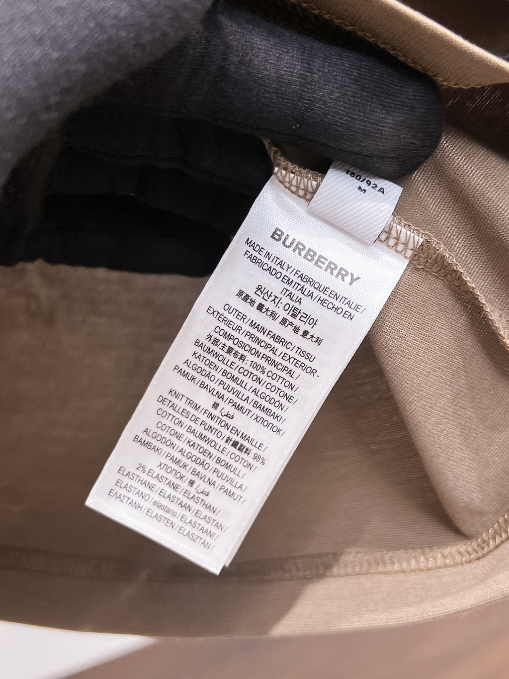 Burberry 【新品】2026SS春夏🆕 男女情侶款經典logo圖標設計短袖T卹簡約的時尚元素設計凸顯精簡,隸屬今夏高顏值單品. 客供優質針織棉面料,手感順滑細膩,著身的透氣舒適感可挑剔.全新標誌皮質徽章縫製感染力強大,彰顯前衛獨特個性.時尚達人的必備單品.表達一絲不苟的時尚氣息. 顏色：白色黑色卡其色尺碼：S/M/L/XL/2XL S肩寬43胸圍104衣長67袖長21