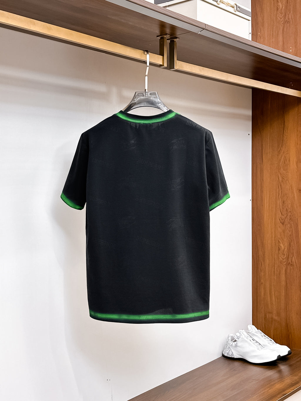 Burberry 【新品】2026SS春夏🆕 男女情侶款經典logo圖標設計短袖T卹簡約的時尚元素設計凸顯精簡,隸屬今夏高顏值單品. 客供優質針織棉面料,手感順滑細膩,著身的透氣舒適感可挑剔.全新標誌皮質徽章縫製感染力強大,彰顯前衛獨特個性.時尚達人的必備單品.表達一絲不苟的時尚氣息. 顏色：白色黑色卡其色尺碼：S/M/L/XL/2XL S肩寬43胸圍104衣長67袖長21