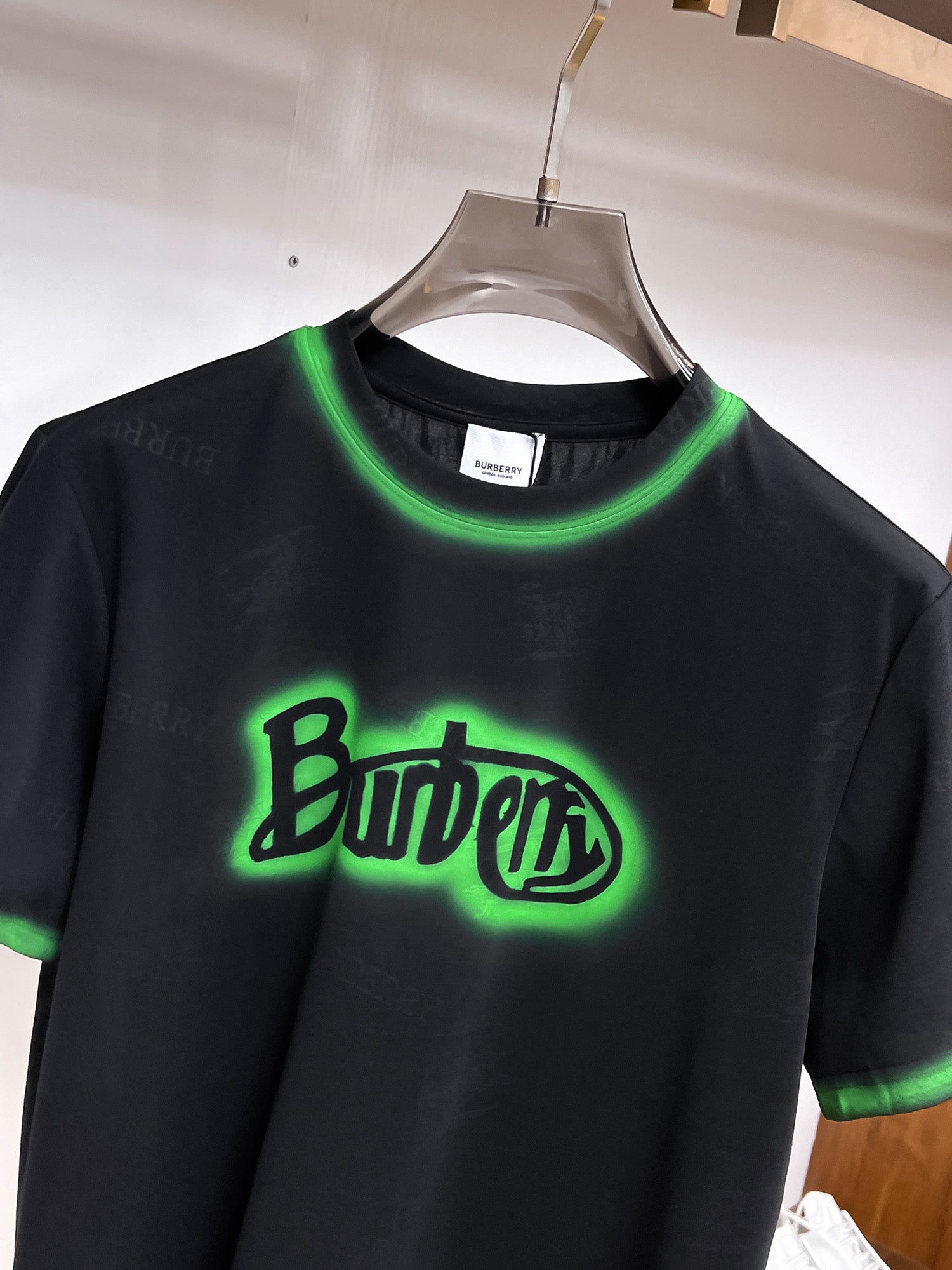 Burberry 【新品】2026SS春夏🆕 男女情侶款經典logo圖標設計短袖T卹簡約的時尚元素設計凸顯精簡,隸屬今夏高顏值單品. 客供優質針織棉面料,手感順滑細膩,著身的透氣舒適感可挑剔.全新標誌皮質徽章縫製感染力強大,彰顯前衛獨特個性.時尚達人的必備單品.表達一絲不苟的時尚氣息. 顏色：白色黑色卡其色尺碼：S/M/L/XL/2XL S肩寬43胸圍104衣長67袖長21