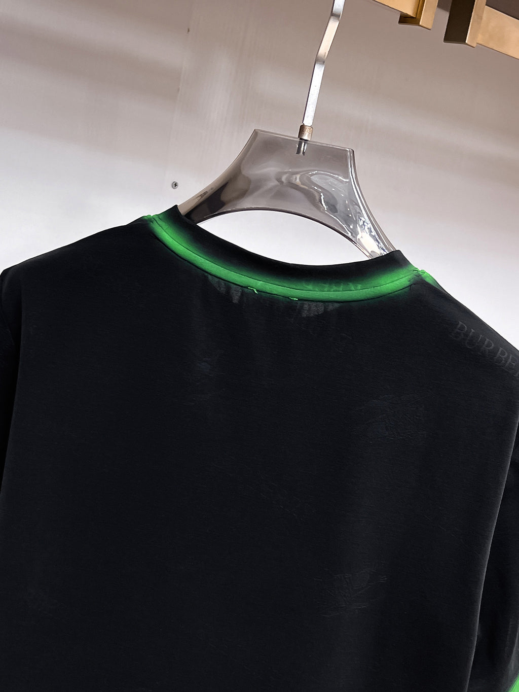 Burberry 【新品】2026SS春夏🆕 男女情侶款經典logo圖標設計短袖T卹簡約的時尚元素設計凸顯精簡,隸屬今夏高顏值單品. 客供優質針織棉面料,手感順滑細膩,著身的透氣舒適感可挑剔.全新標誌皮質徽章縫製感染力強大,彰顯前衛獨特個性.時尚達人的必備單品.表達一絲不苟的時尚氣息. 顏色：白色黑色卡其色尺碼：S/M/L/XL/2XL S肩寬43胸圍104衣長67袖長21