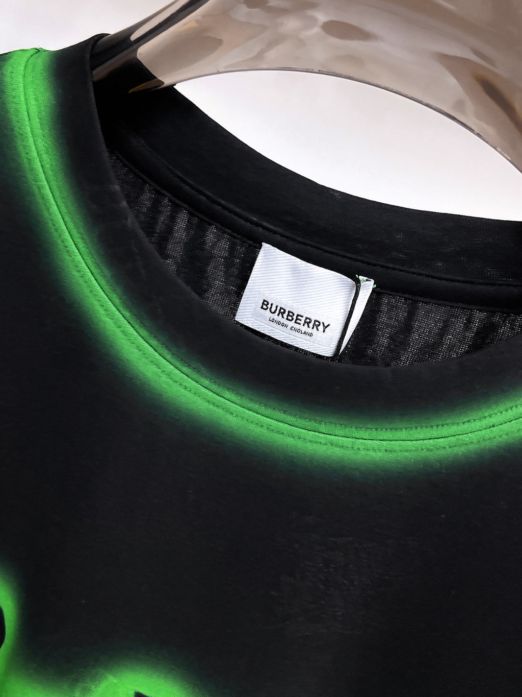 Burberry 【新品】2026SS春夏🆕 男女情侶款經典logo圖標設計短袖T卹簡約的時尚元素設計凸顯精簡,隸屬今夏高顏值單品. 客供優質針織棉面料,手感順滑細膩,著身的透氣舒適感可挑剔.全新標誌皮質徽章縫製感染力強大,彰顯前衛獨特個性.時尚達人的必備單品.表達一絲不苟的時尚氣息. 顏色：白色黑色卡其色尺碼：S/M/L/XL/2XL S肩寬43胸圍104衣長67袖長21