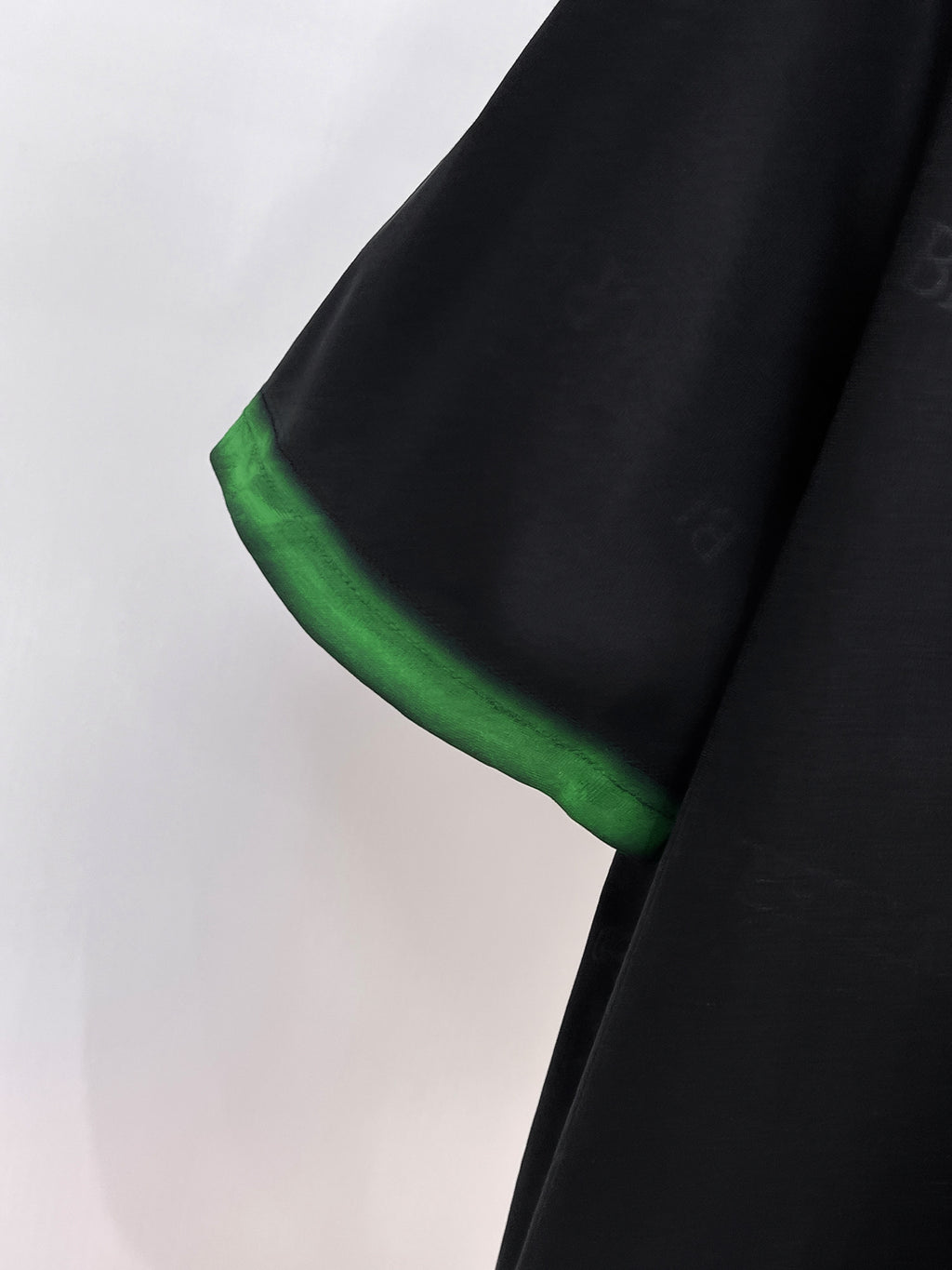 Burberry 【新品】2026SS春夏🆕 男女情侶款經典logo圖標設計短袖T卹簡約的時尚元素設計凸顯精簡,隸屬今夏高顏值單品. 客供優質針織棉面料,手感順滑細膩,著身的透氣舒適感可挑剔.全新標誌皮質徽章縫製感染力強大,彰顯前衛獨特個性.時尚達人的必備單品.表達一絲不苟的時尚氣息. 顏色：白色黑色卡其色尺碼：S/M/L/XL/2XL S肩寬43胸圍104衣長67袖長21