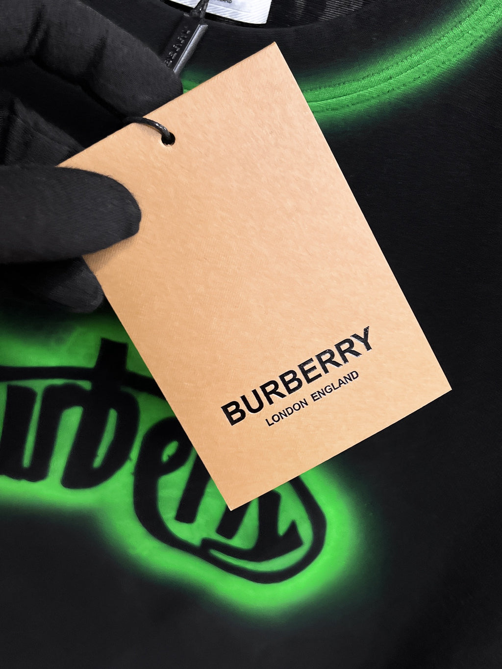 Burberry 【新品】2026SS春夏🆕 男女情侶款經典logo圖標設計短袖T卹簡約的時尚元素設計凸顯精簡,隸屬今夏高顏值單品. 客供優質針織棉面料,手感順滑細膩,著身的透氣舒適感可挑剔.全新標誌皮質徽章縫製感染力強大,彰顯前衛獨特個性.時尚達人的必備單品.表達一絲不苟的時尚氣息. 顏色：白色黑色卡其色尺碼：S/M/L/XL/2XL S肩寬43胸圍104衣長67袖長21
