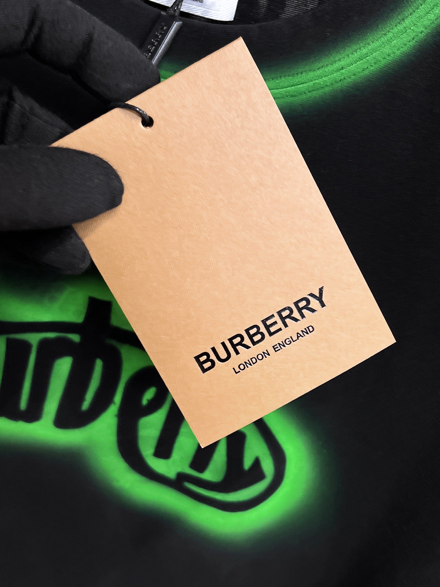 Burberry 【新品】2026SS春夏🆕 男女情侶款經典logo圖標設計短袖T卹簡約的時尚元素設計凸顯精簡,隸屬今夏高顏值單品. 客供優質針織棉面料,手感順滑細膩,著身的透氣舒適感可挑剔.全新標誌皮質徽章縫製感染力強大,彰顯前衛獨特個性.時尚達人的必備單品.表達一絲不苟的時尚氣息. 顏色：白色黑色卡其色尺碼：S/M/L/XL/2XL S肩寬43胸圍104衣長67袖長21