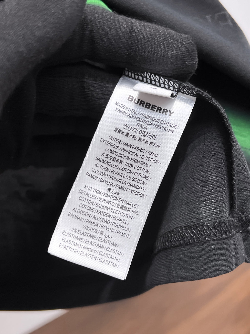 Burberry 【新品】2026SS春夏🆕 男女情侶款經典logo圖標設計短袖T卹簡約的時尚元素設計凸顯精簡,隸屬今夏高顏值單品. 客供優質針織棉面料,手感順滑細膩,著身的透氣舒適感可挑剔.全新標誌皮質徽章縫製感染力強大,彰顯前衛獨特個性.時尚達人的必備單品.表達一絲不苟的時尚氣息. 顏色：白色黑色卡其色尺碼：S/M/L/XL/2XL S肩寬43胸圍104衣長67袖長21