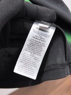 Burberry 【新品】2026SS春夏🆕 男女情侶款經典logo圖標設計短袖T卹簡約的時尚元素設計凸顯精簡,隸屬今夏高顏值單品. 客供優質針織棉面料,手感順滑細膩,著身的透氣舒適感可挑剔.全新標誌皮質徽章縫製感染力強大,彰顯前衛獨特個性.時尚達人的必備單品.表達一絲不苟的時尚氣息. 顏色：白色黑色卡其色尺碼：S/M/L/XL/2XL S肩寬43胸圍104衣長67袖長21